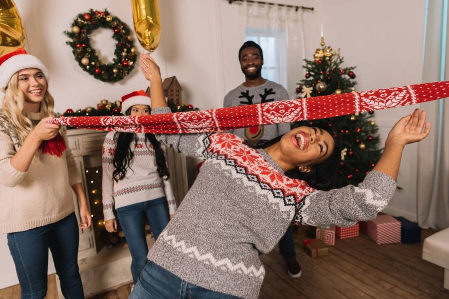 Groupe d'amis jouant à un défi de Noël