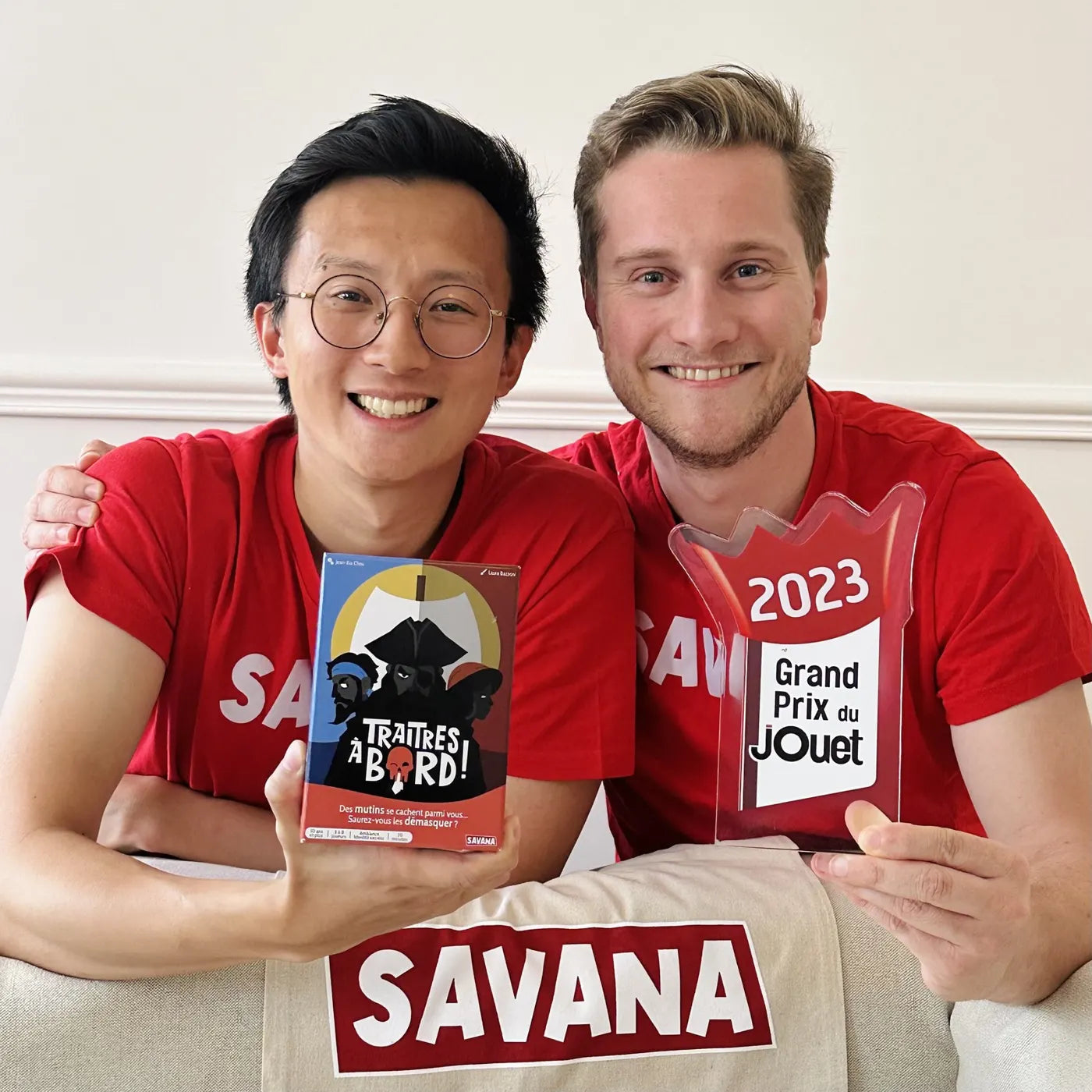 I fondatori di SAVANA con Traditori a Bordo e il trofeo del Grand Prix du Jouet 2023